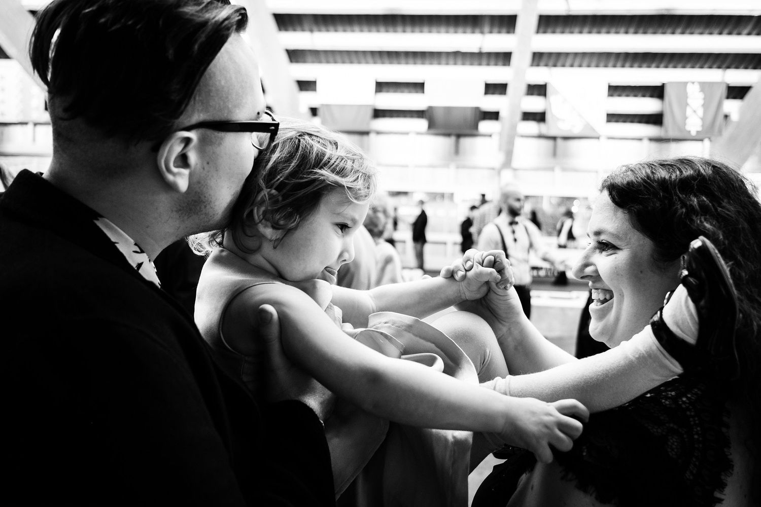 TLOOK photographe de mariage de style documentaire, cocktail portraits des invités