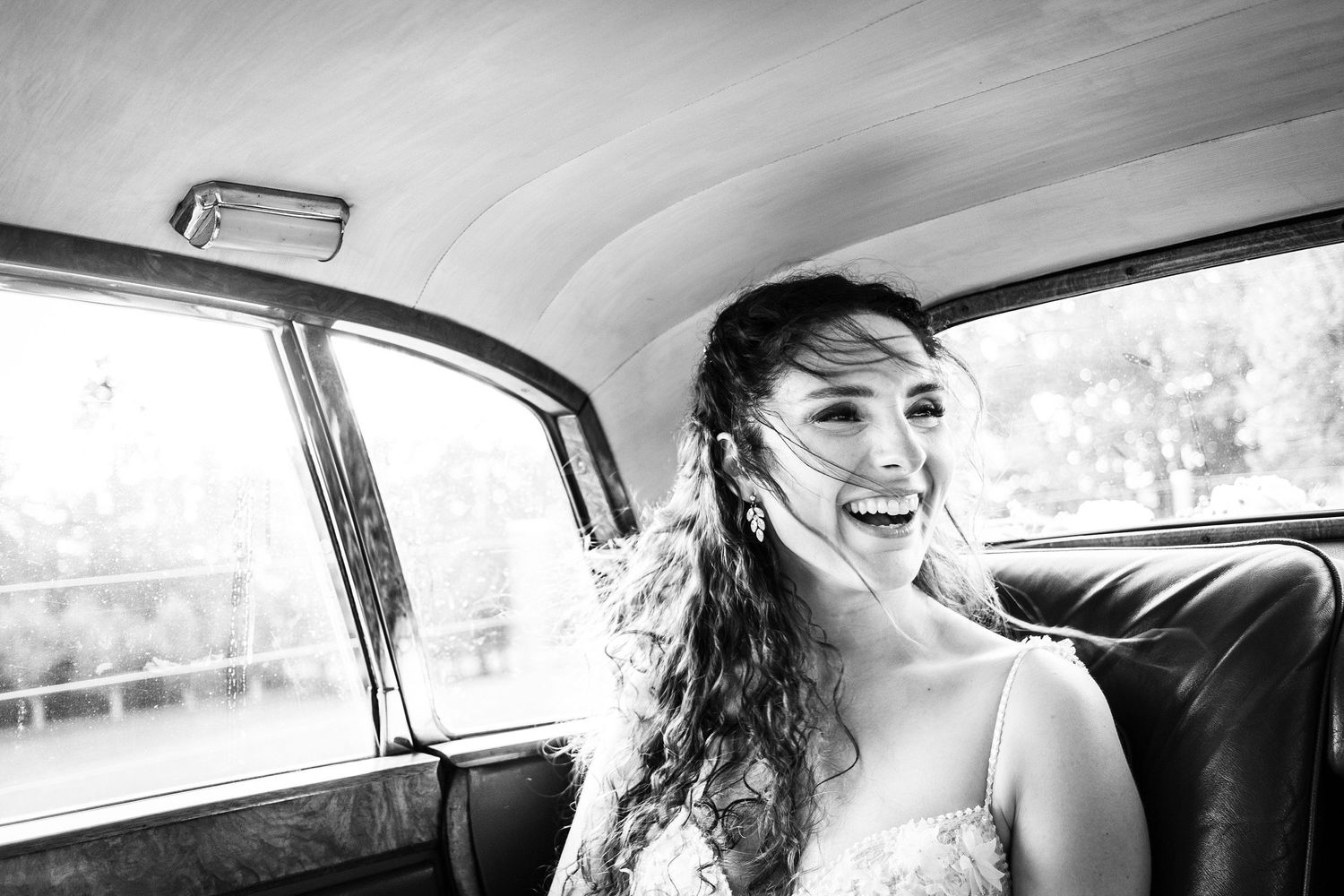 TLOOK photographe de mariage de style documentaire, la mariée en rire dans la voiture
