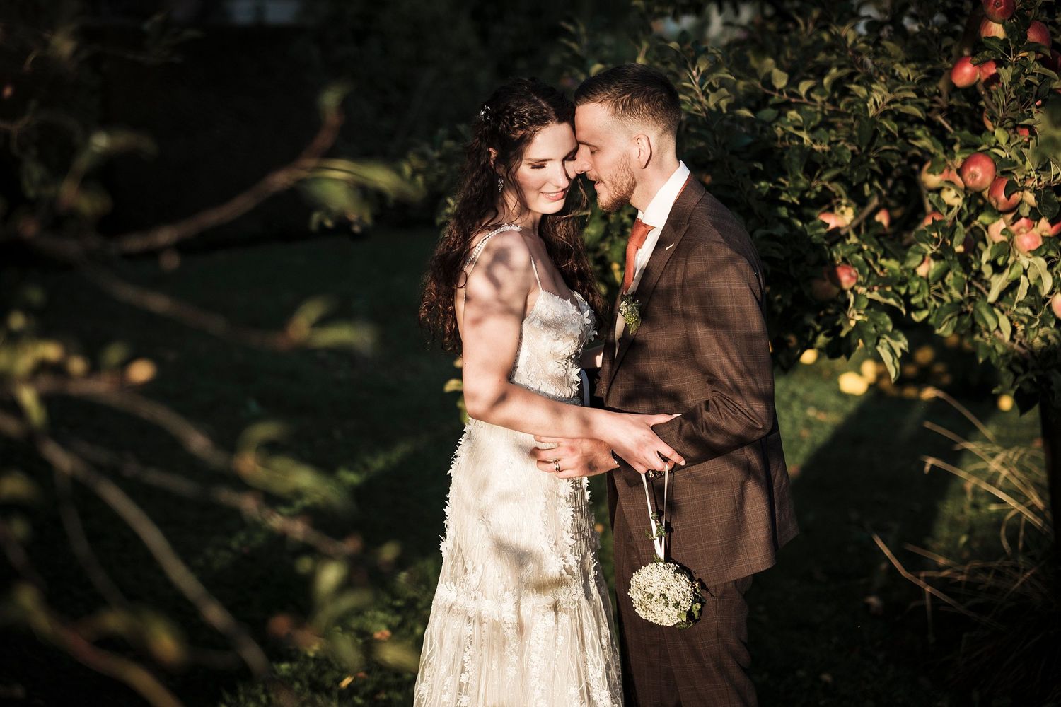 TLOOK photographe de mariage de style documentaire, session couple portraits des mariés