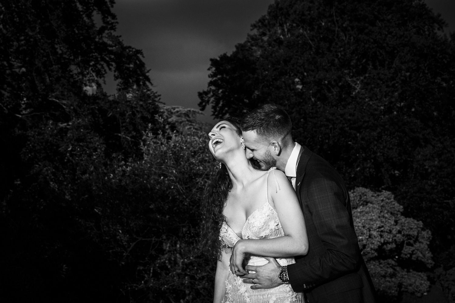 TLOOK photographe de mariage de style documentaire, session couple portraits des mariés rires
