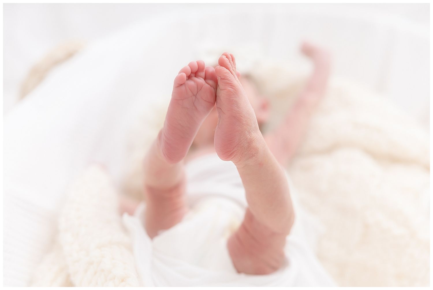 newborn baby feet stretched out, white moses basket, newborn photography chattanooga, baby photographer chattanooga