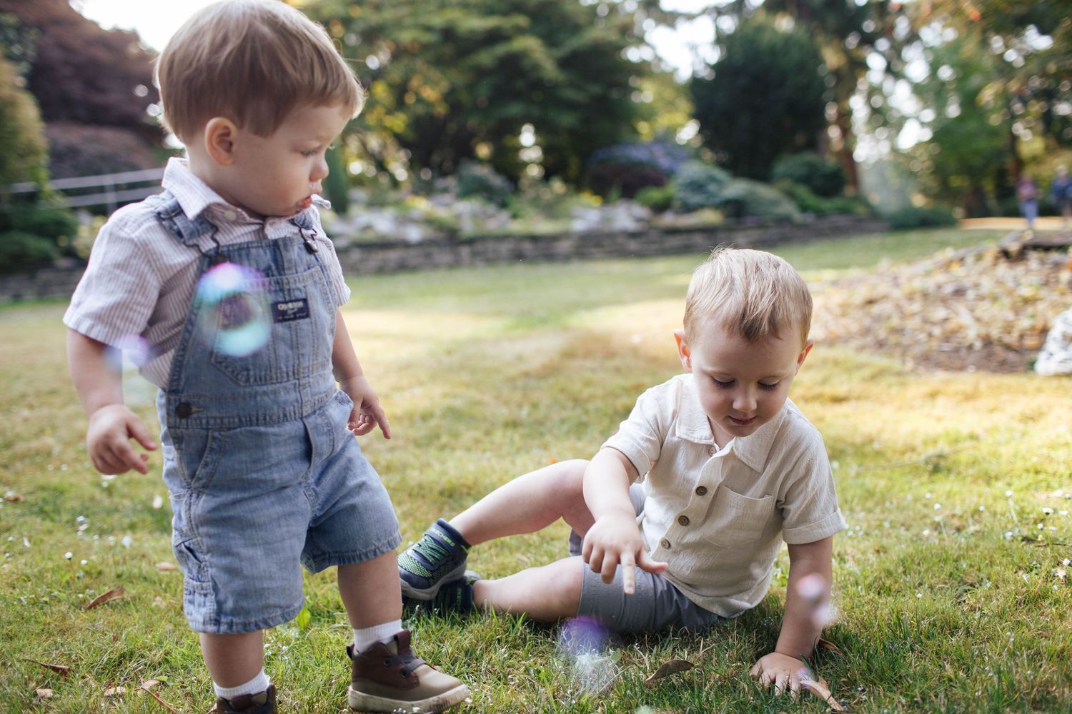 Everett candid photographer: Two toddlers play with bubbles at a family photo session at the Evergreen Arboretum Everett WA