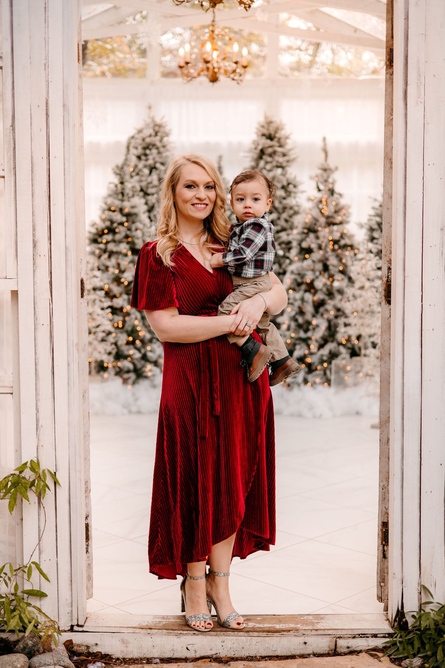 Anna Carreno Photography Newborn photographer in Spring, TX specializing in safe, timeless newborn portraits, maternity, cake smash sessions