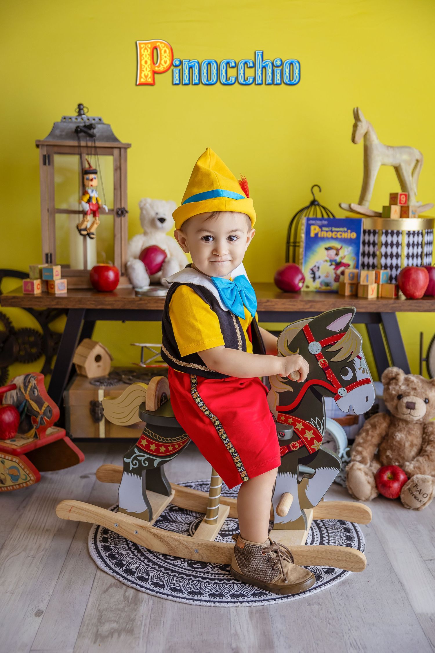 fotografa de bebes en ponce puerto rico sesion de pinocho caballo de madera y juguete antiguos