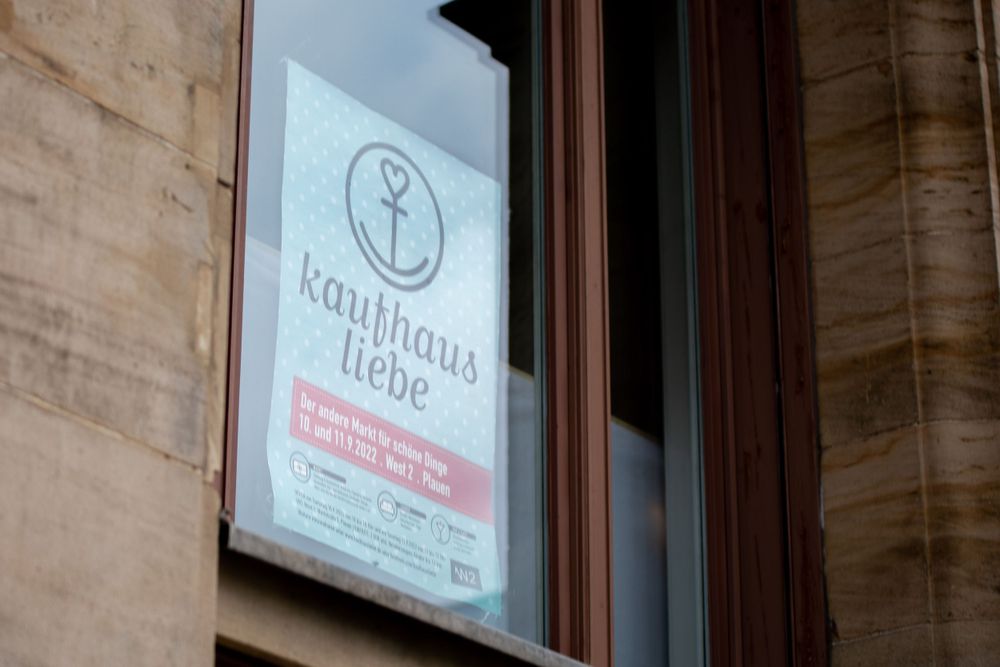 Plakat des Events Kaufhausliebe