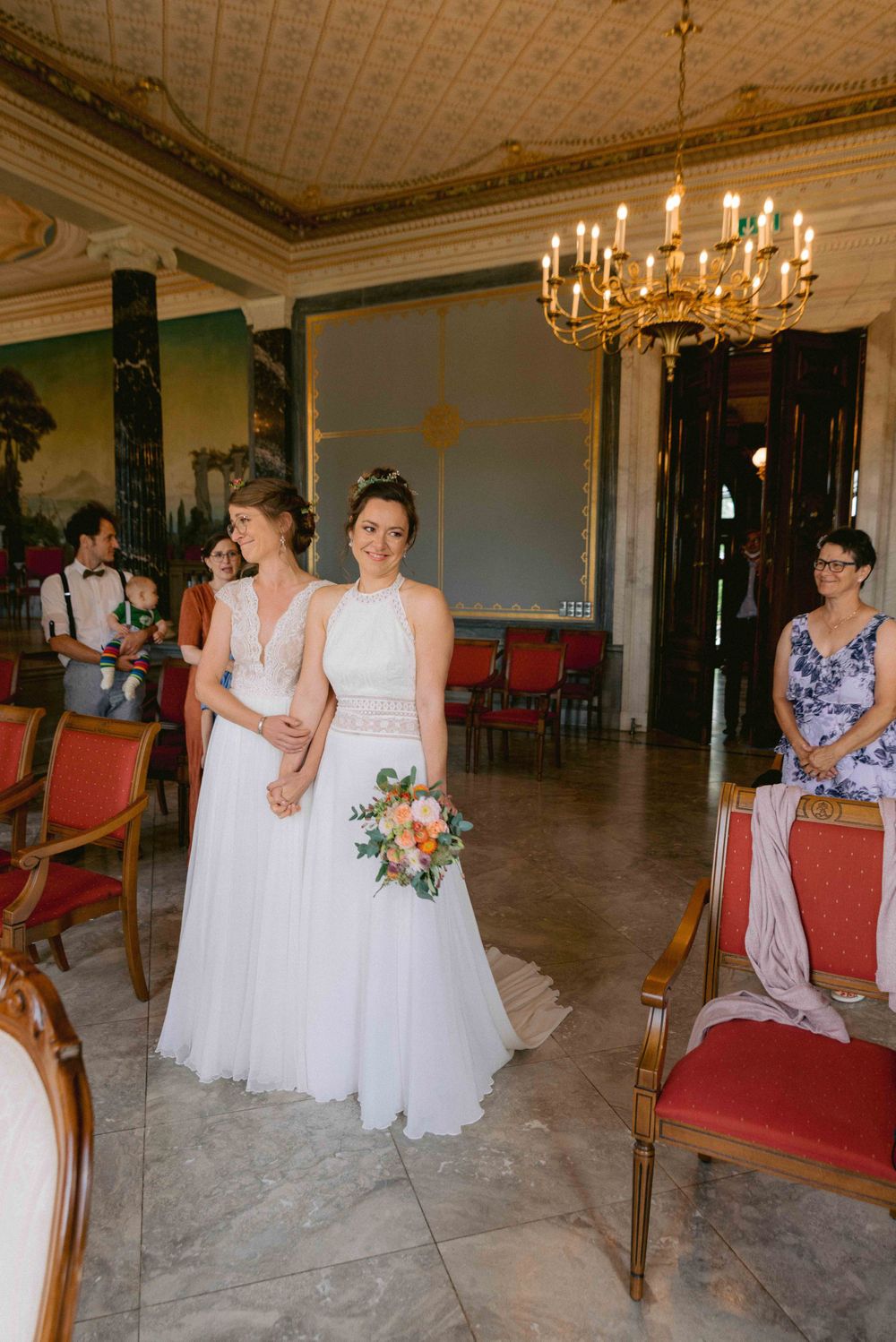 Emotionale Hochzeitsreportage einer standesamtlichen Trauung in Dresden – natürliche Hochzeitsfotografie mit echten Momenten,