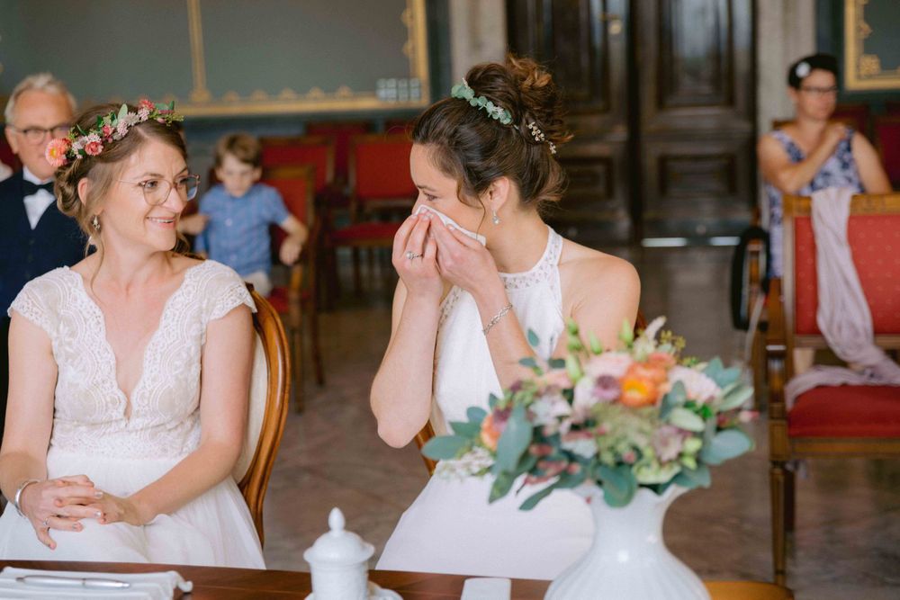 Emotionale Hochzeitsreportage einer standesamtlichen Trauung in Dresden – natürliche Hochzeitsfotografie mit echten Momenten,