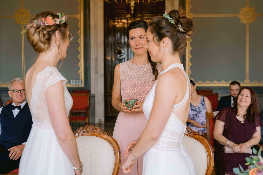 Emotionale Hochzeitsreportage einer standesamtlichen Trauung in Dresden – natürliche Hochzeitsfotografie mit echten Momenten,