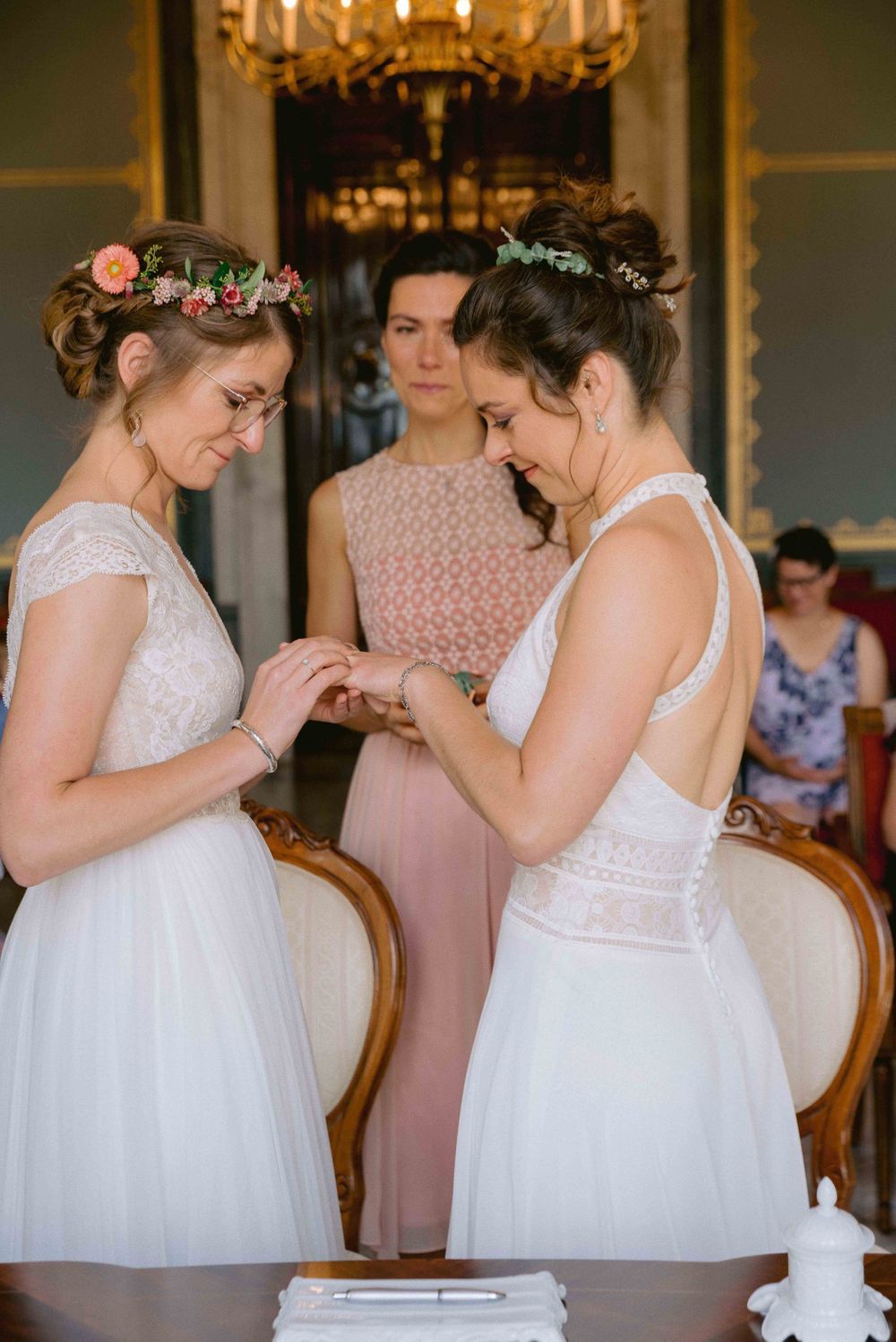 Emotionale Hochzeitsreportage einer standesamtlichen Trauung in Dresden – natürliche Hochzeitsfotografie mit echten Momenten,
