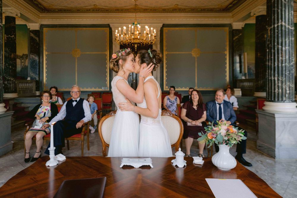 Emotionale Hochzeitsreportage einer standesamtlichen Trauung in Dresden – natürliche Hochzeitsfotografie mit echten Momenten,