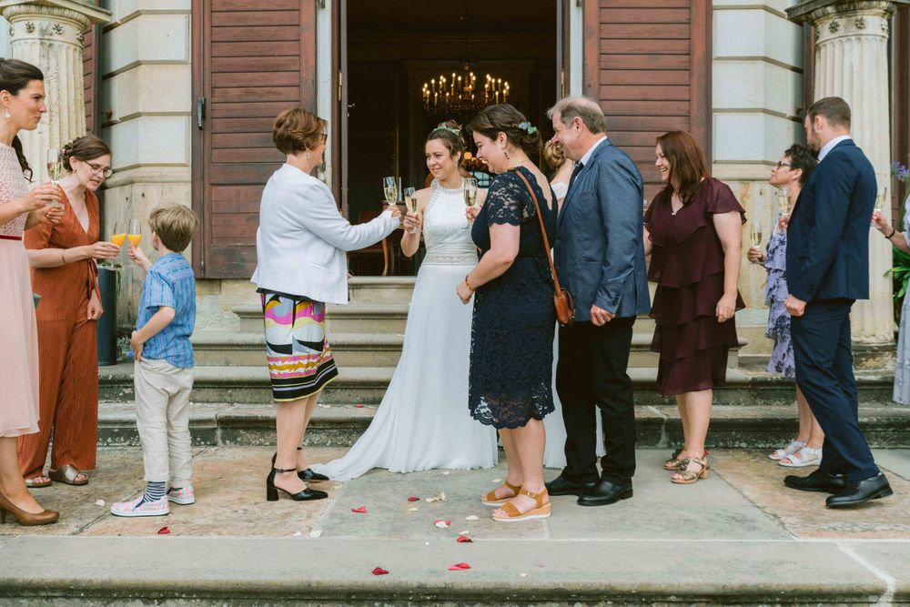 Emotionale Hochzeitsreportage einer standesamtlichen Trauung in Dresden – natürliche Hochzeitsfotografie mit echten Momenten,
