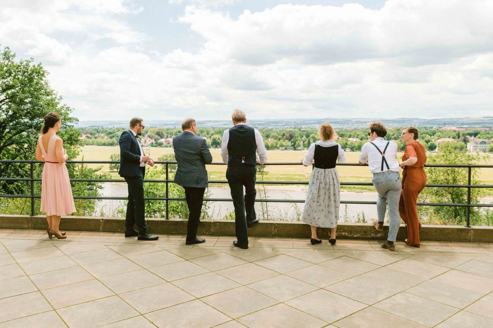 Emotionale Hochzeitsreportage einer standesamtlichen Trauung in Dresden – natürliche Hochzeitsfotografie mit echten Momenten,