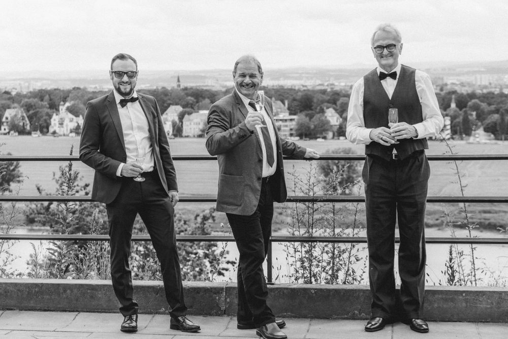 Emotionale Hochzeitsreportage einer standesamtlichen Trauung in Dresden – natürliche Hochzeitsfotografie mit echten Momenten,