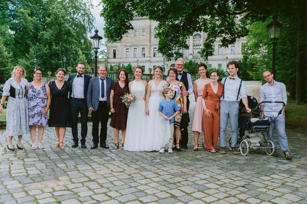 Emotionale Hochzeitsreportage einer standesamtlichen Trauung in Dresden – natürliche Hochzeitsfotografie mit echten Momenten,