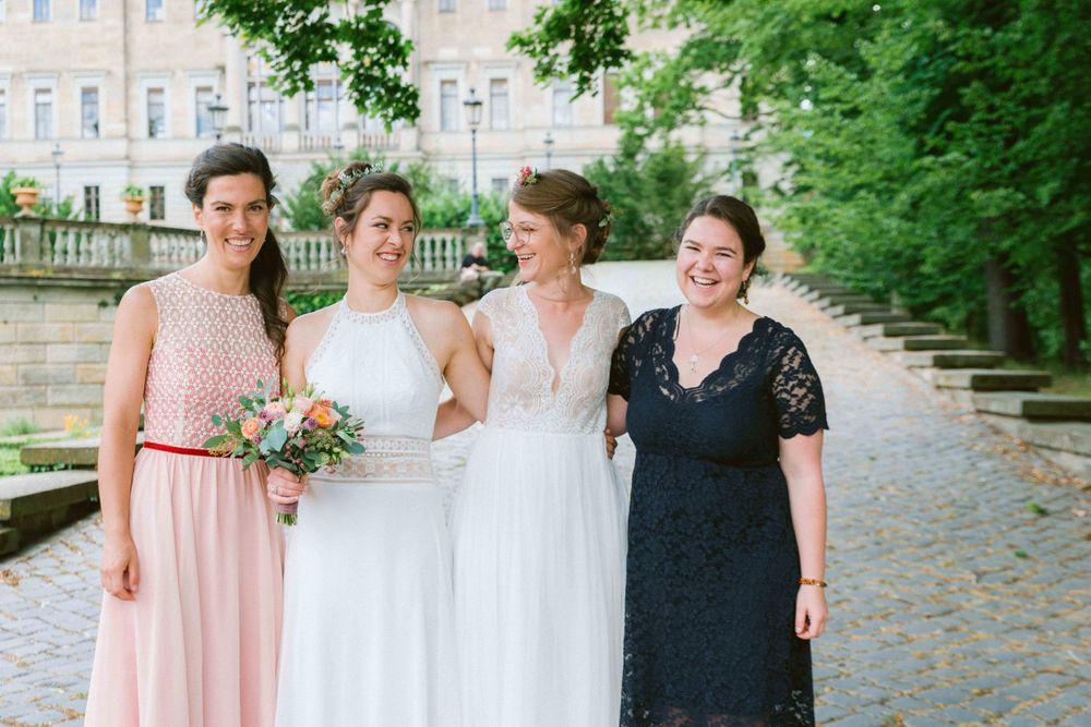 Emotionale Hochzeitsreportage einer standesamtlichen Trauung in Dresden – natürliche Hochzeitsfotografie mit echten Momenten,