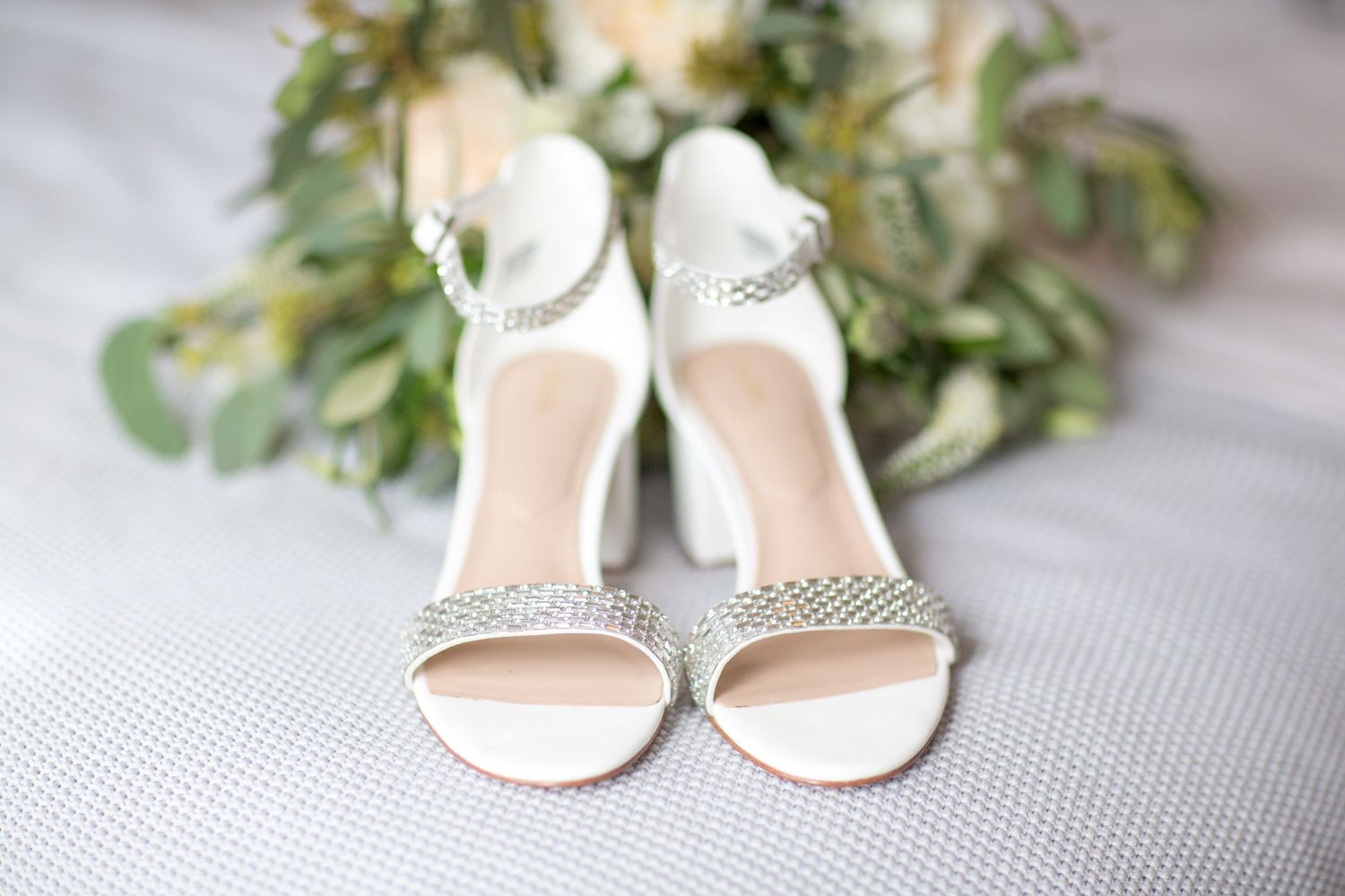 Photo a brides shoes and flowers ready for her to put on before her wedding day