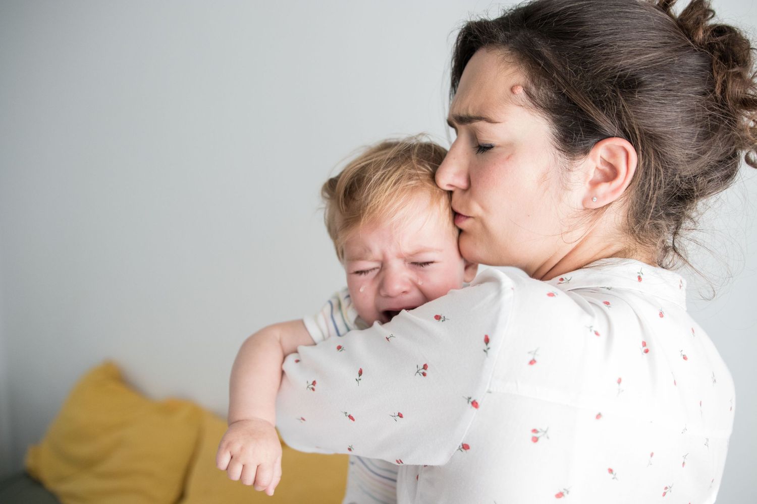 Retrato de una madre y su hijo en casa - emociones reales