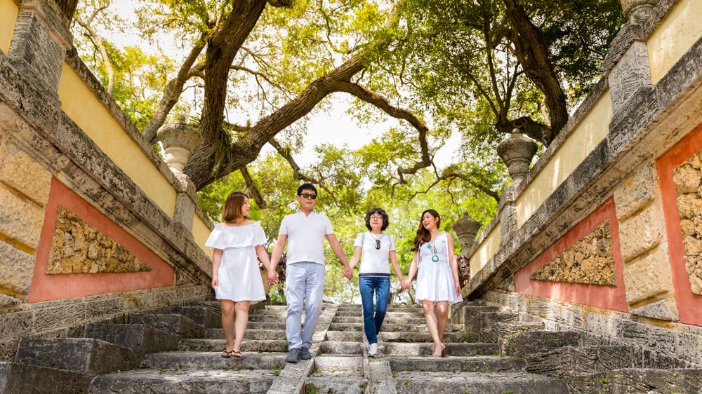 A group of people standing next to each other - Julio Naranjo Photography