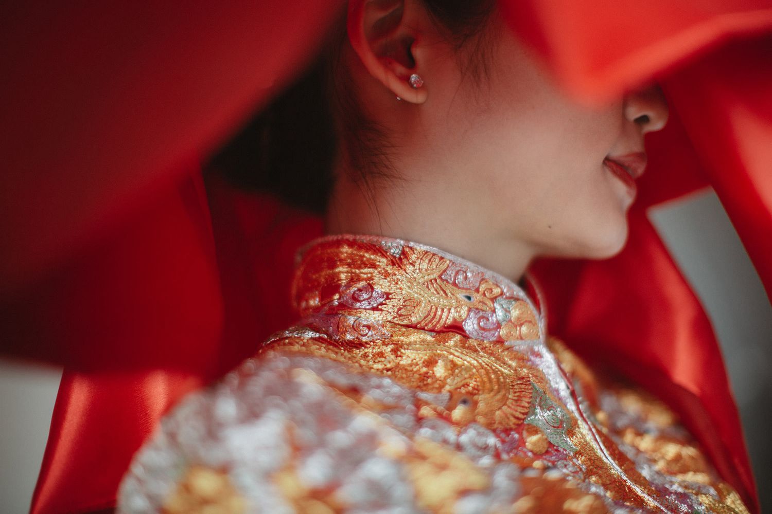 traditional chinese bride with her red veil and red lips