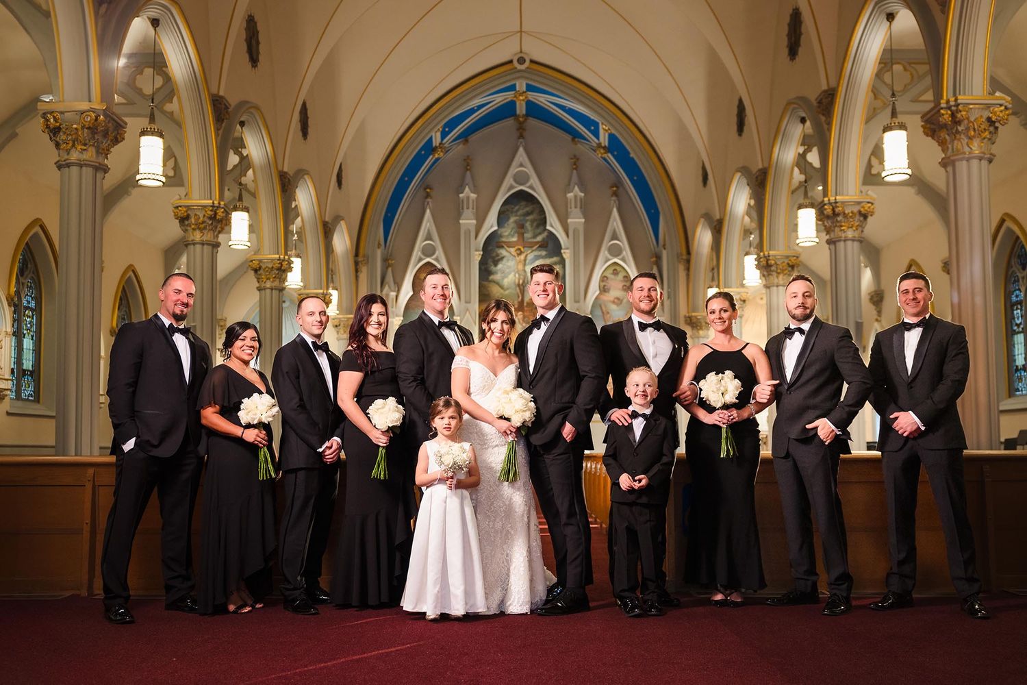 Formal portrait of entire bridal party on wedding day.