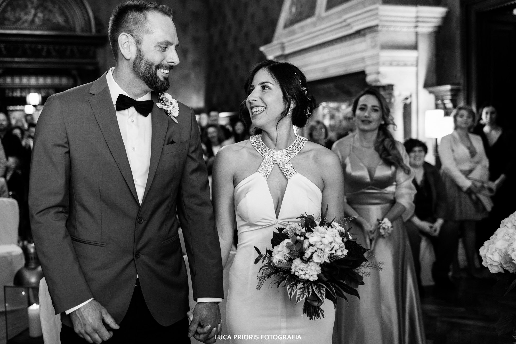 gli sposi si guardano e sorridono