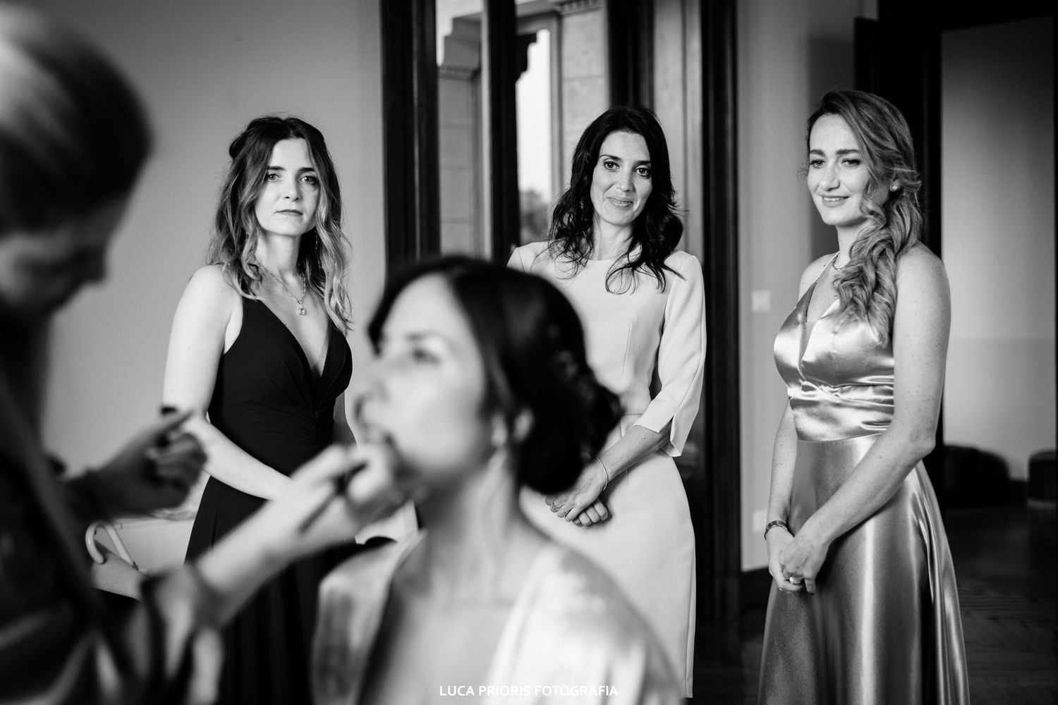la sposa si trucca con le damigelle