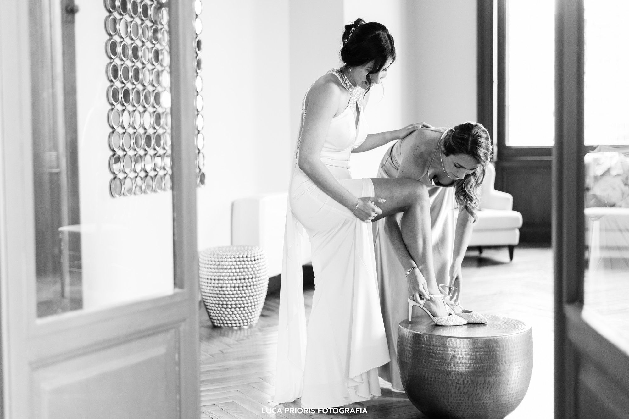 la sposa indossa le scarpe con la testimone