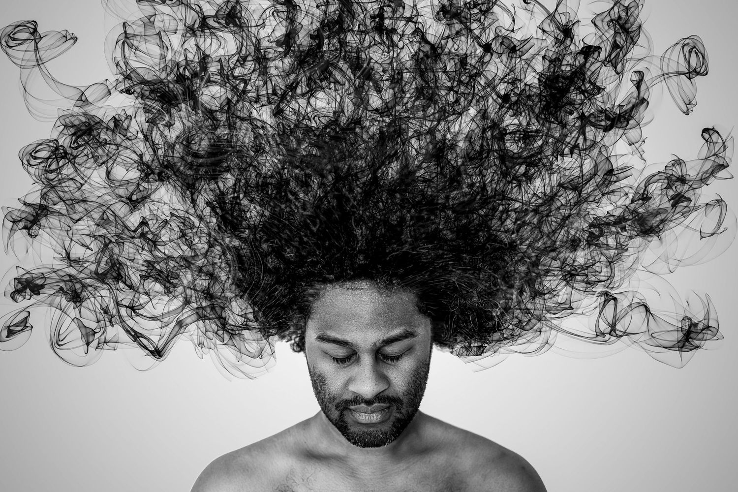 Een bijzonder artistiek portret foto van een man met een afro