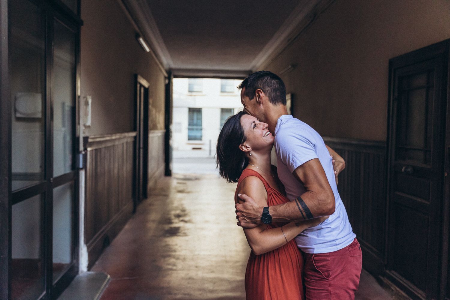 calin d'un couple photographié à toulouse