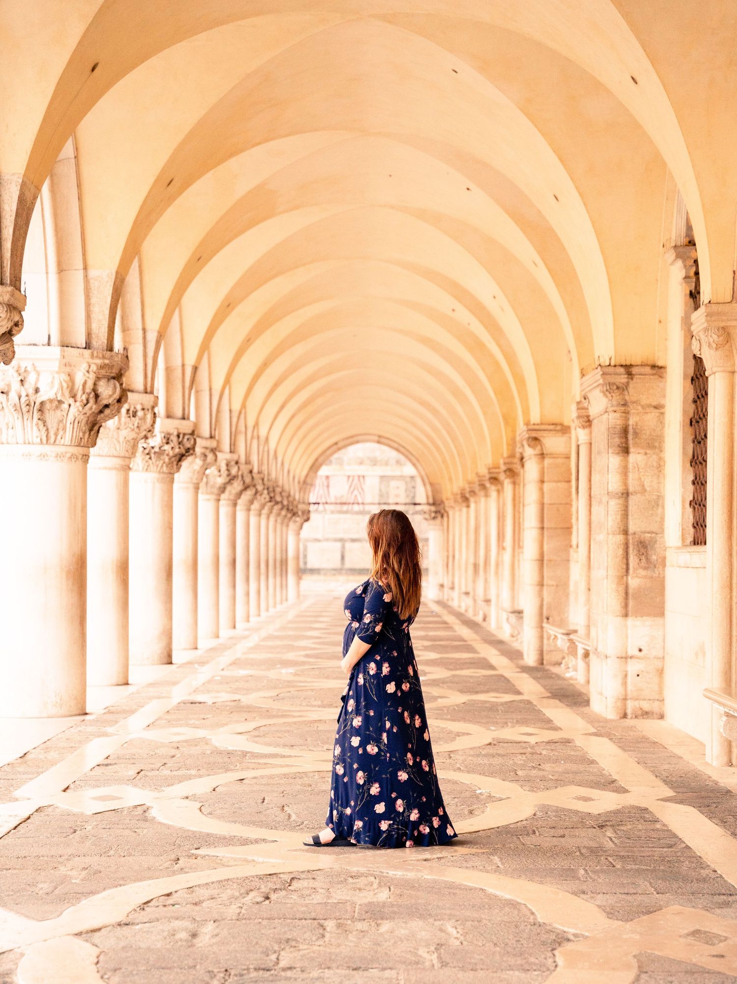 Maternity photoshoot in Venice, Italy