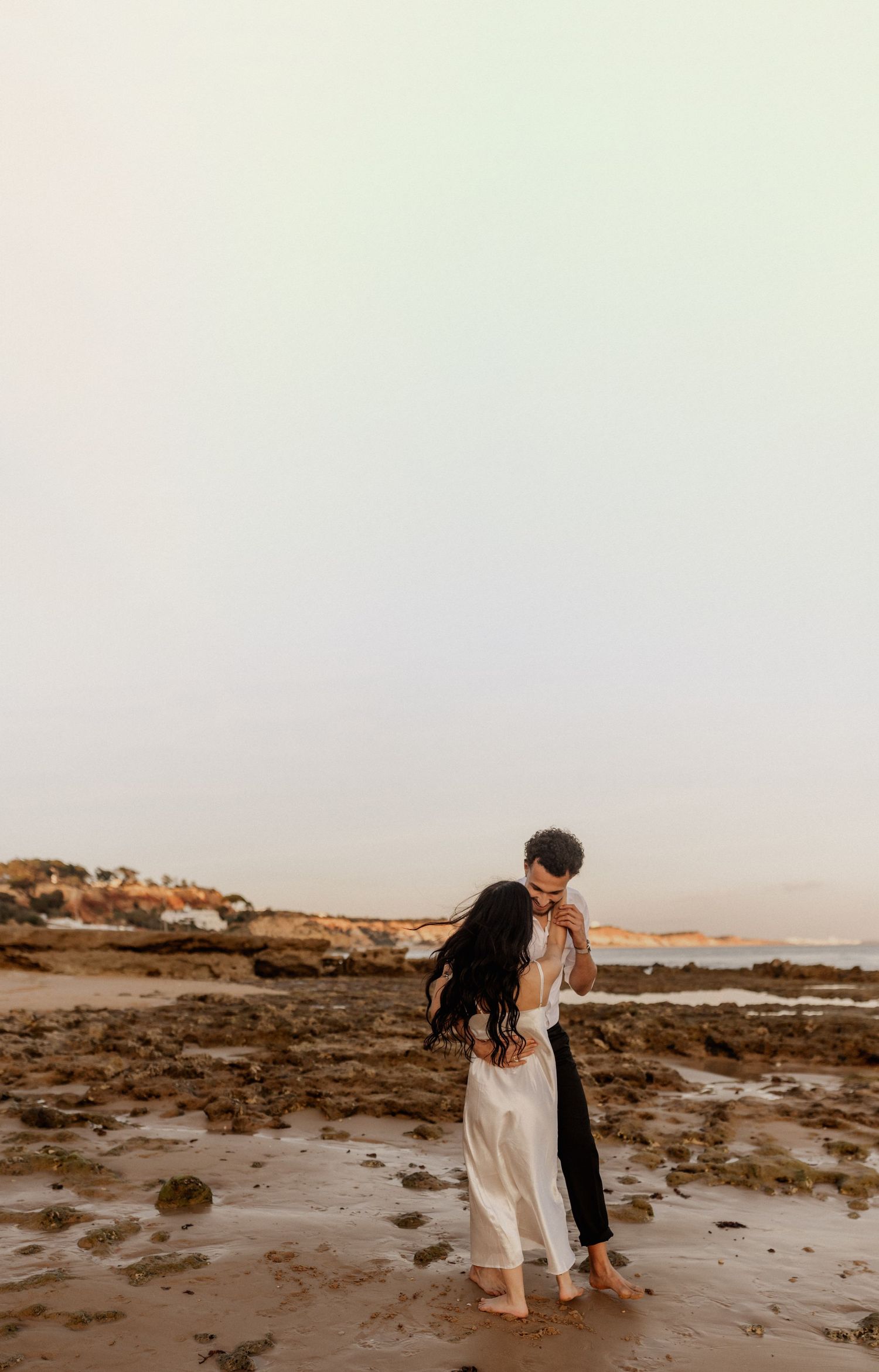 Paar tanzend am Strand in Portugal - Destination Wedding - Jule Christoffers - Hochzeitsfotografie aus Oldenburg