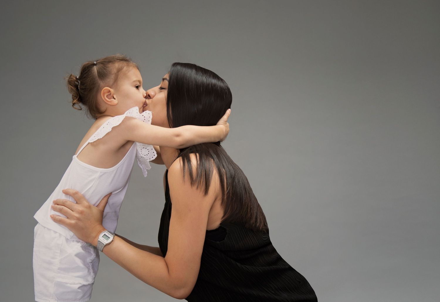 Mummy & Me Shoot, mother and daughter image, little girl pulling mummy in for a big kiss