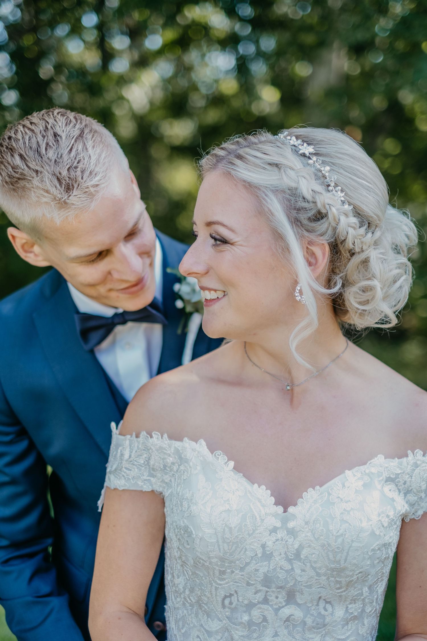 Elin och Oskar kollar på varandra