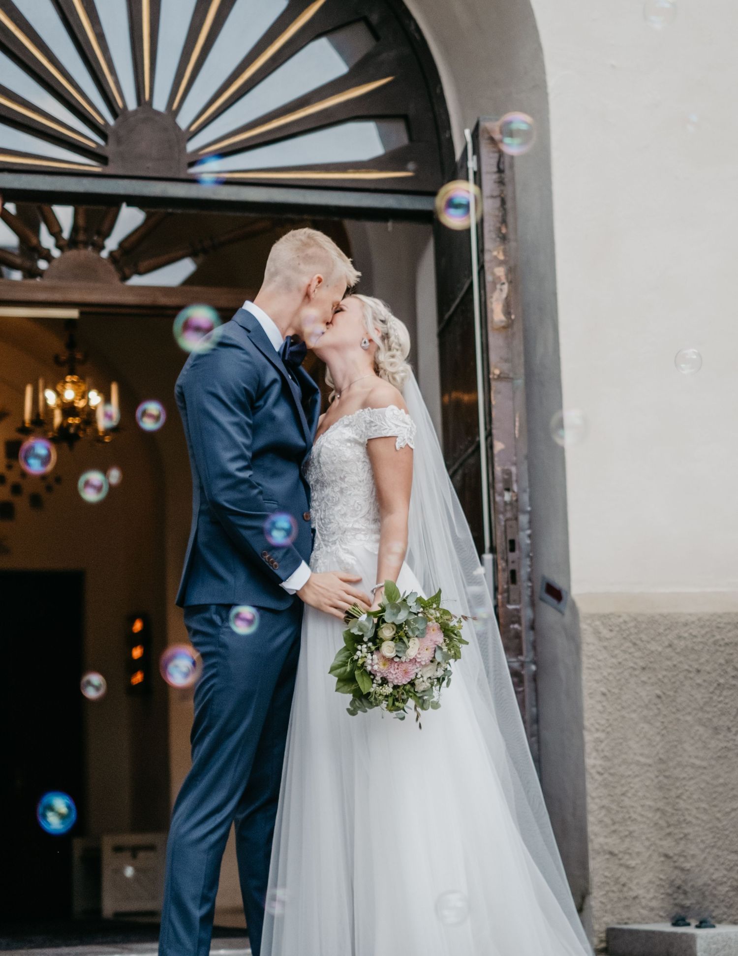 Elin och Oskar utanför kyrkan