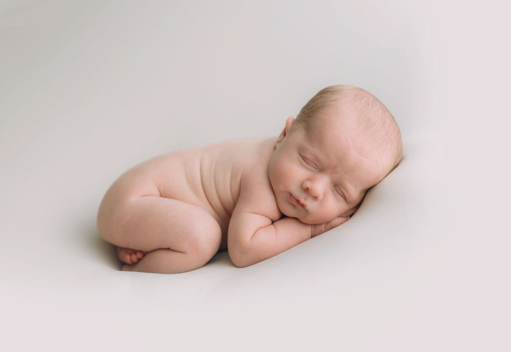 Newborn bum up pose