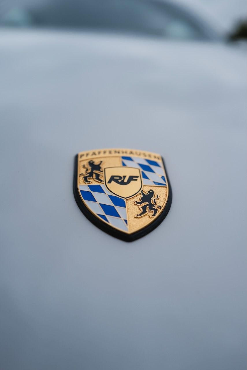 RUF Automobile Wappen auf der Haube eines der Fahrzeuge.