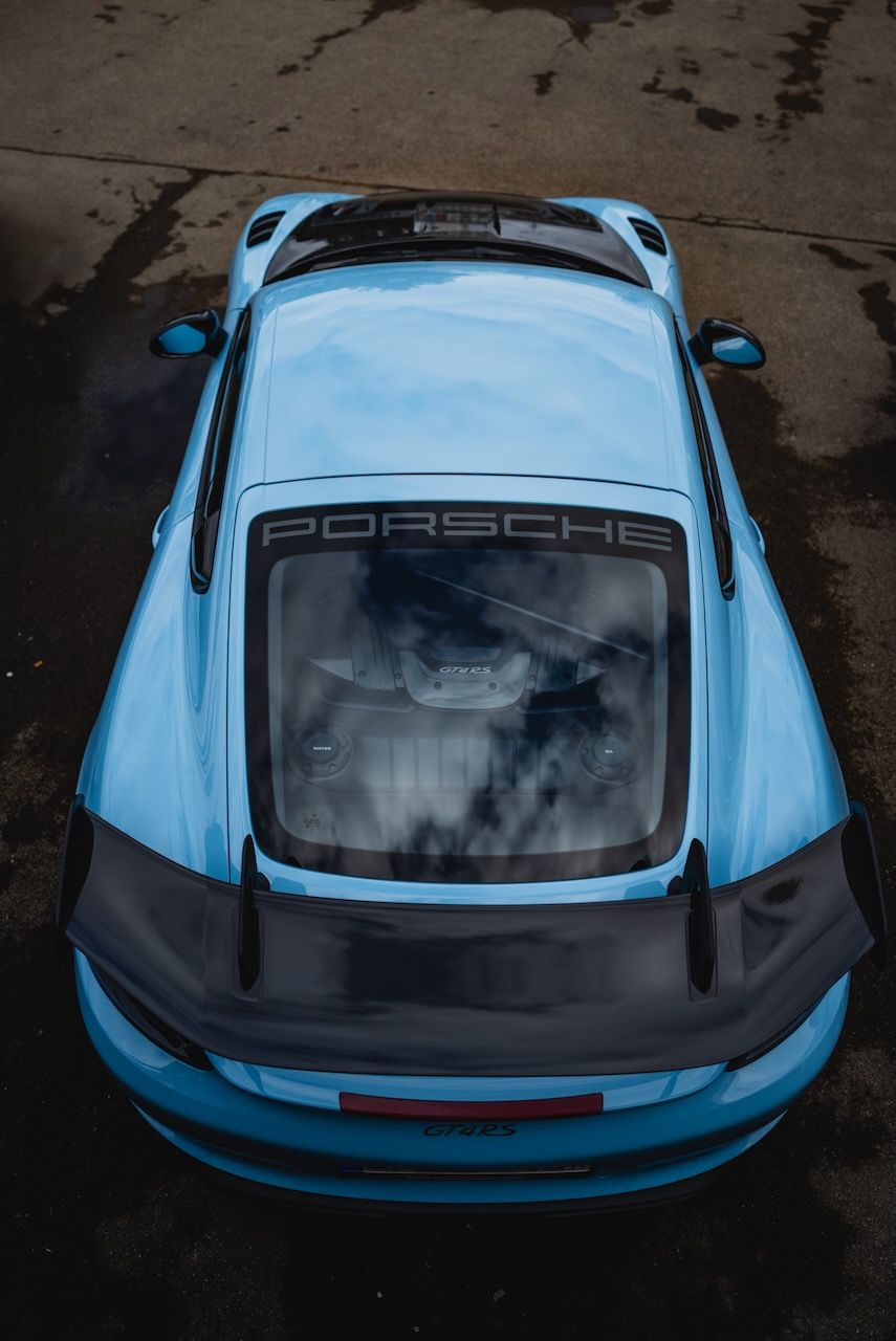 Ein Porsche GT4 RS von oben in Gulfblau.