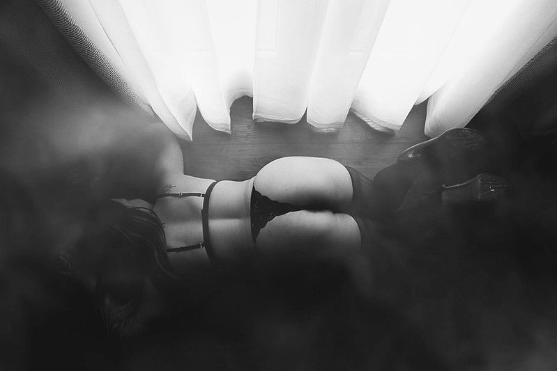 booty pic pose for boudoir with rhode island boudoir