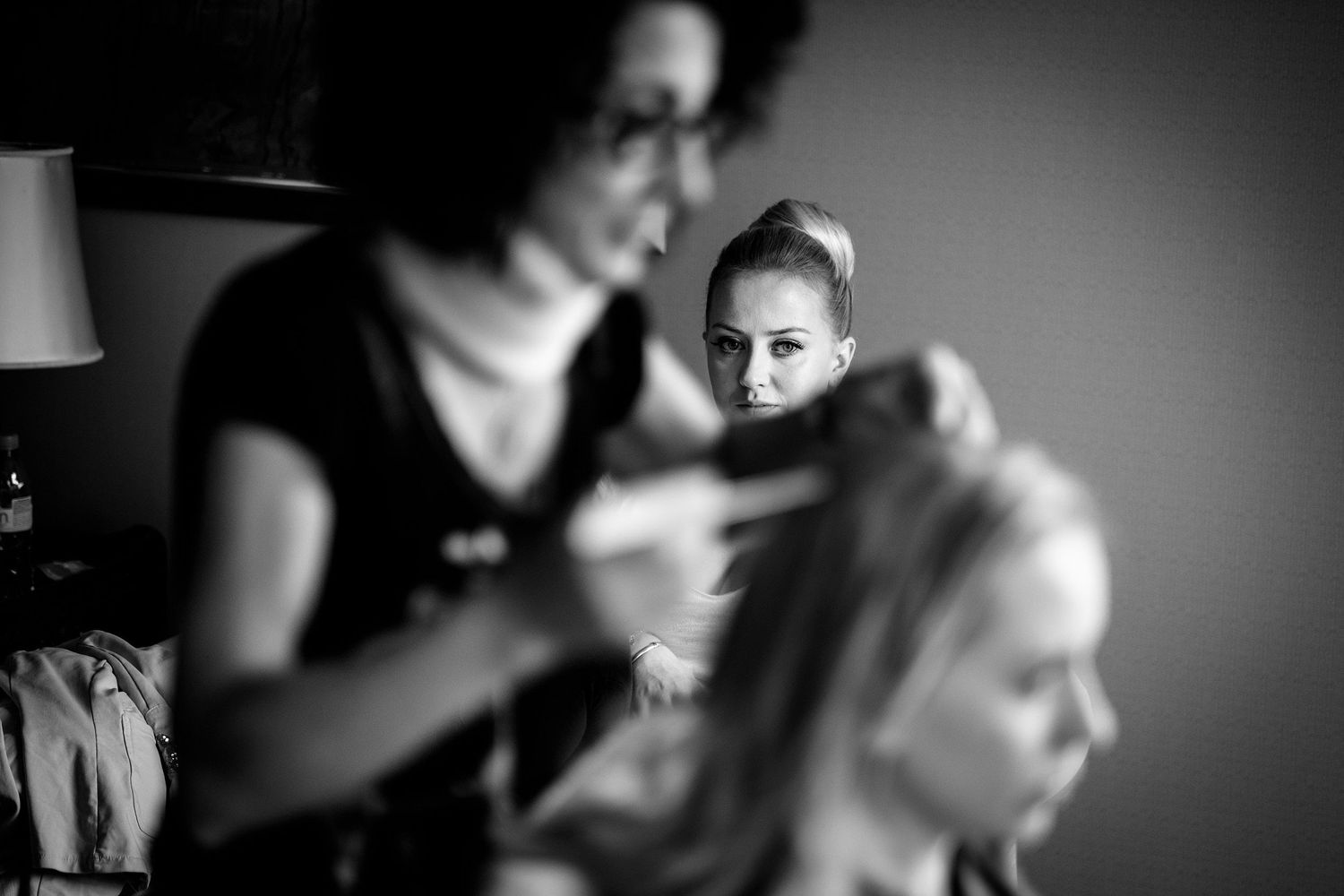 TLOOK photographe de mariage de style documentaire, préparatifs de la mariée coiffure