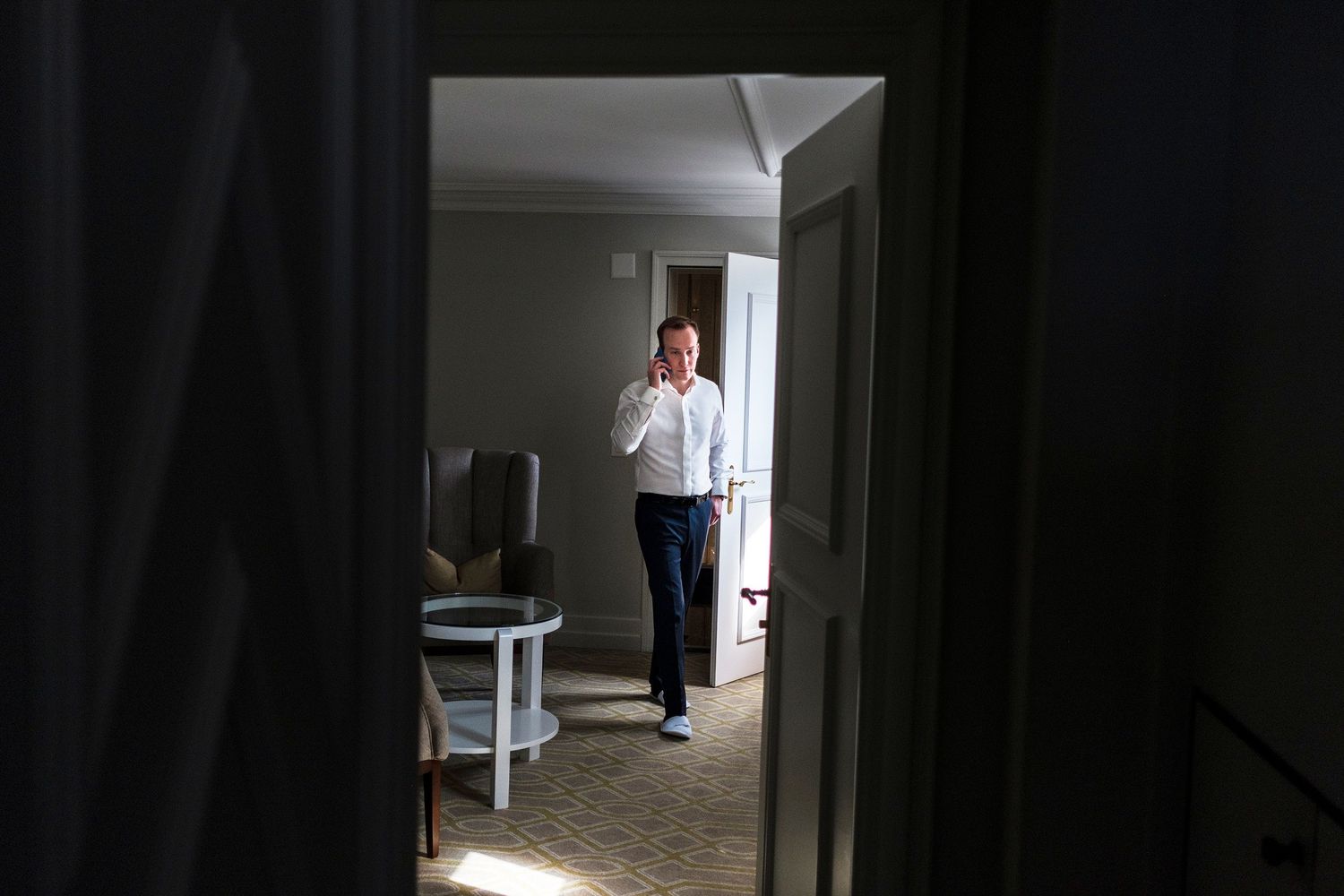 TLOOK photographe de mariage de style documentaire, Montreux Palace préparatifs du marié