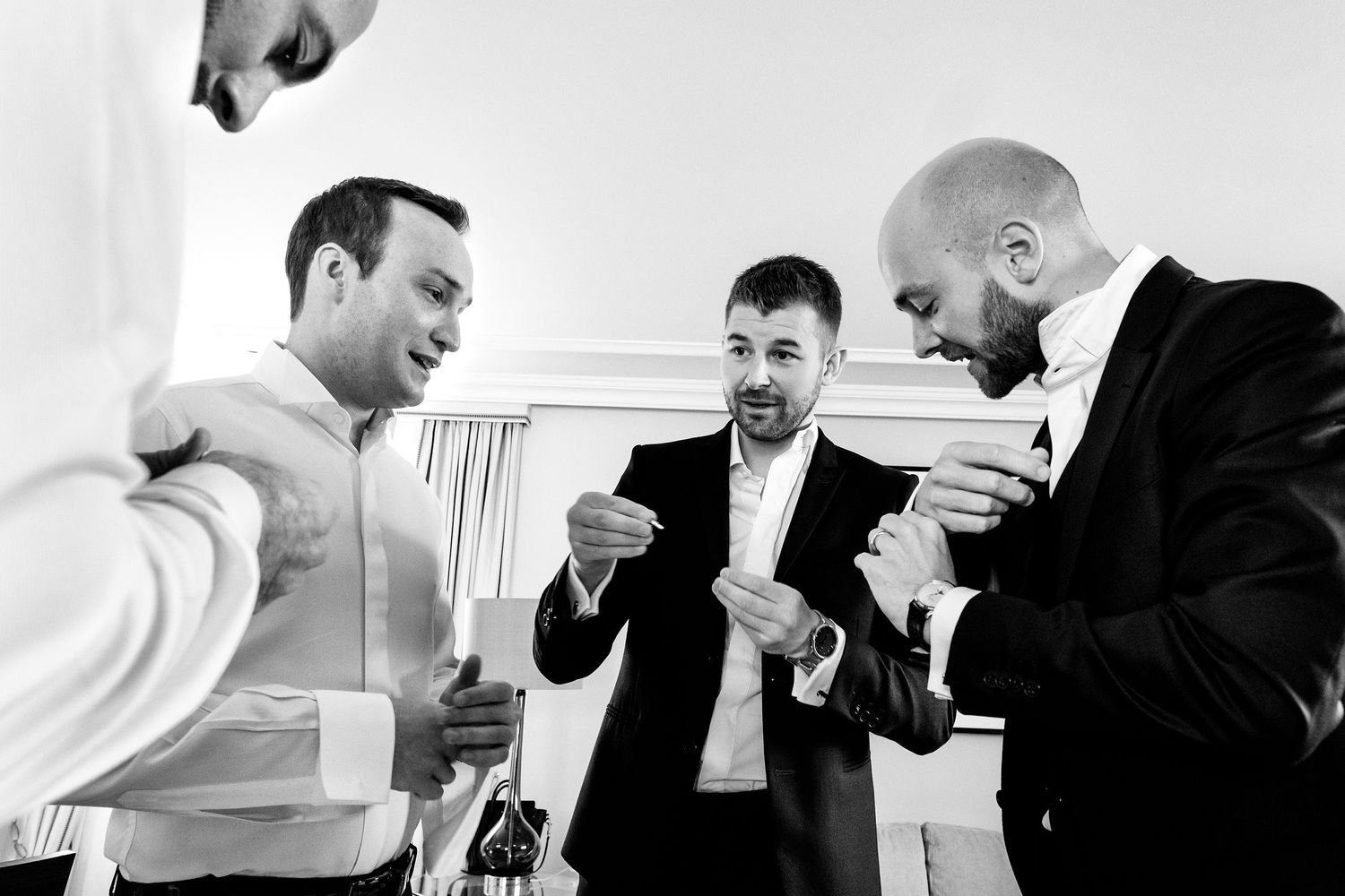 TLOOK photographe de mariage de style documentaire, Montreux Palace préparatifs du marié