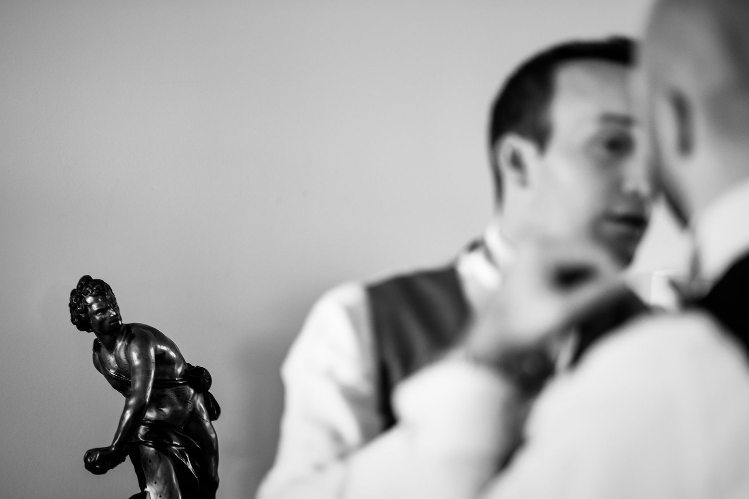 TLOOK photographe de mariage de style documentaire, Montreux Palace préparatifs du marié