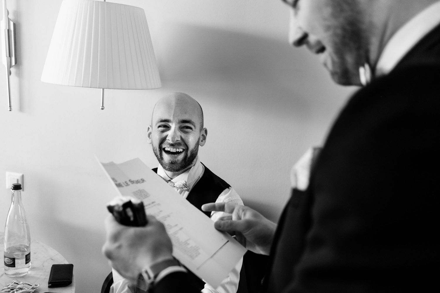 TLOOK photographe de mariage de style documentaire, Montreux Palace préparatifs du marié
