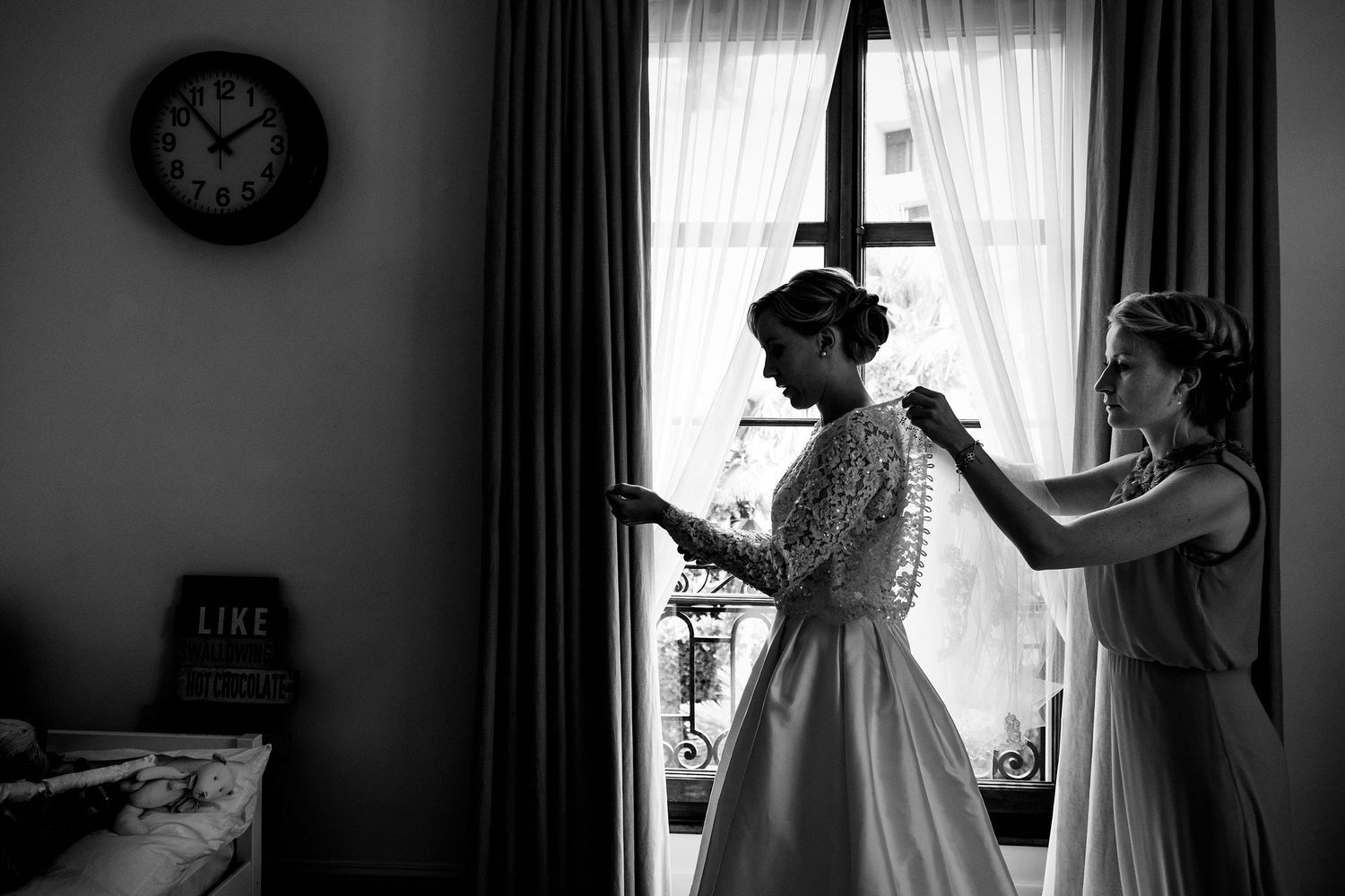 TLOOK photographe de mariage de style documentaire, préparatifs de la mariée mettre la robe