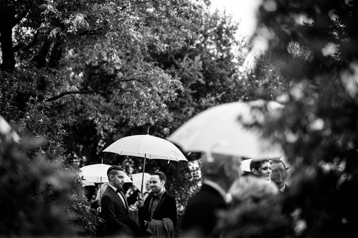TLOOK photographe de mariage de style documentaire, Temple Saint-Vincent de montreux cérémonie religieuse les invités arrivent