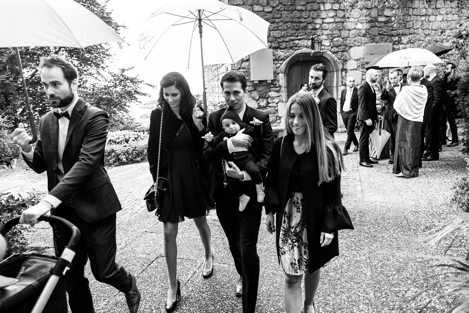 TLOOK photographe de mariage de style documentaire, Temple Saint-Vincent de montreux cérémonie religieuse les invités arrivent