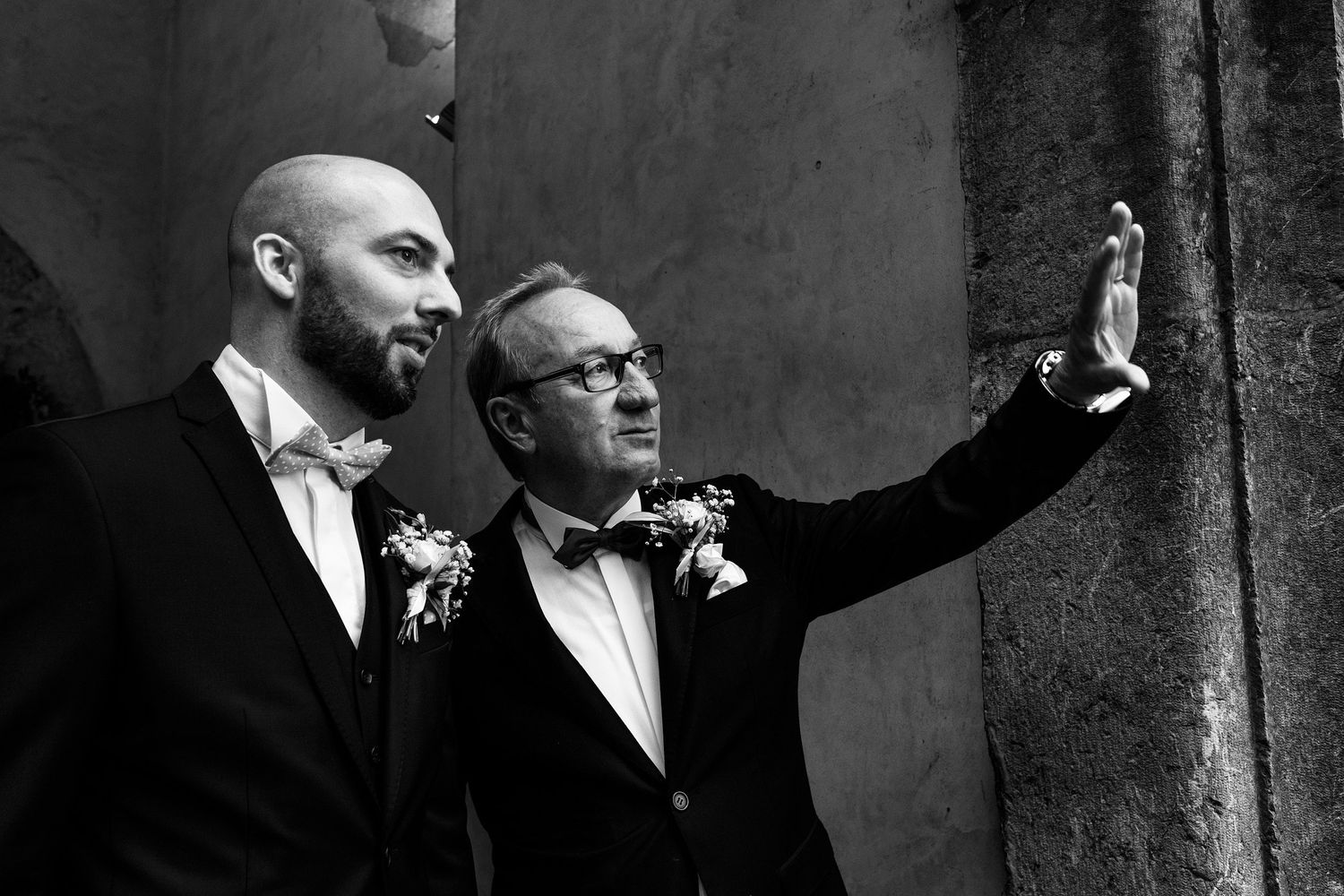 TLOOK photographe de mariage de style documentaire, Temple Saint-Vincent de montreux cérémonie religieuse les invités arrivent