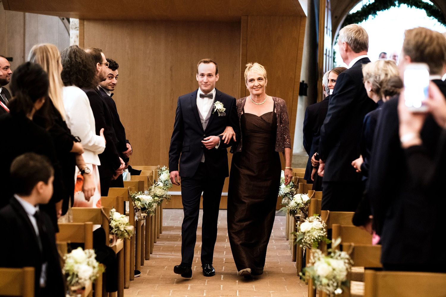TLOOK photographe de mariage de style documentaire, Temple Saint-Vincent de montreux cérémonie religieuse le marié entre avec sa maman