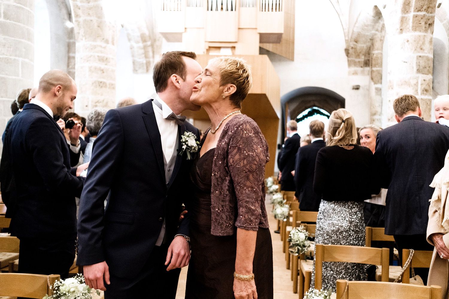 TLOOK photographe de mariage de style documentaire, Temple Saint-Vincent de montreux cérémonie religieuse le marié entre avec sa maman