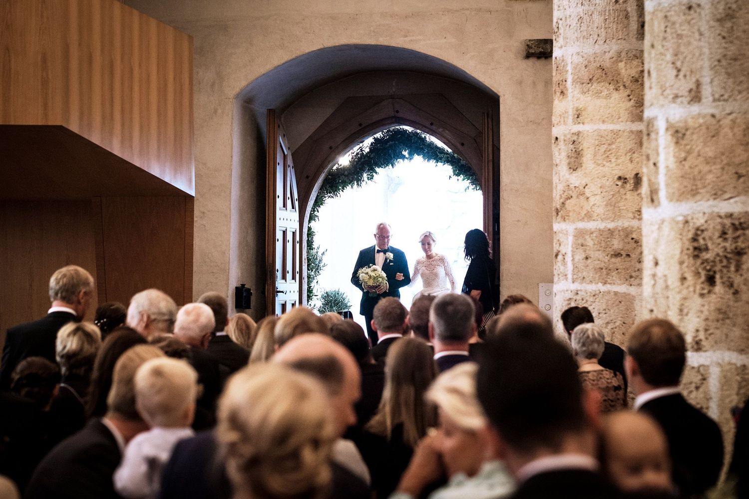 TLOOK photographe de mariage de style documentaire, Temple Saint-Vincent de montreux cérémonie religieuse la mariée entre avec son papa